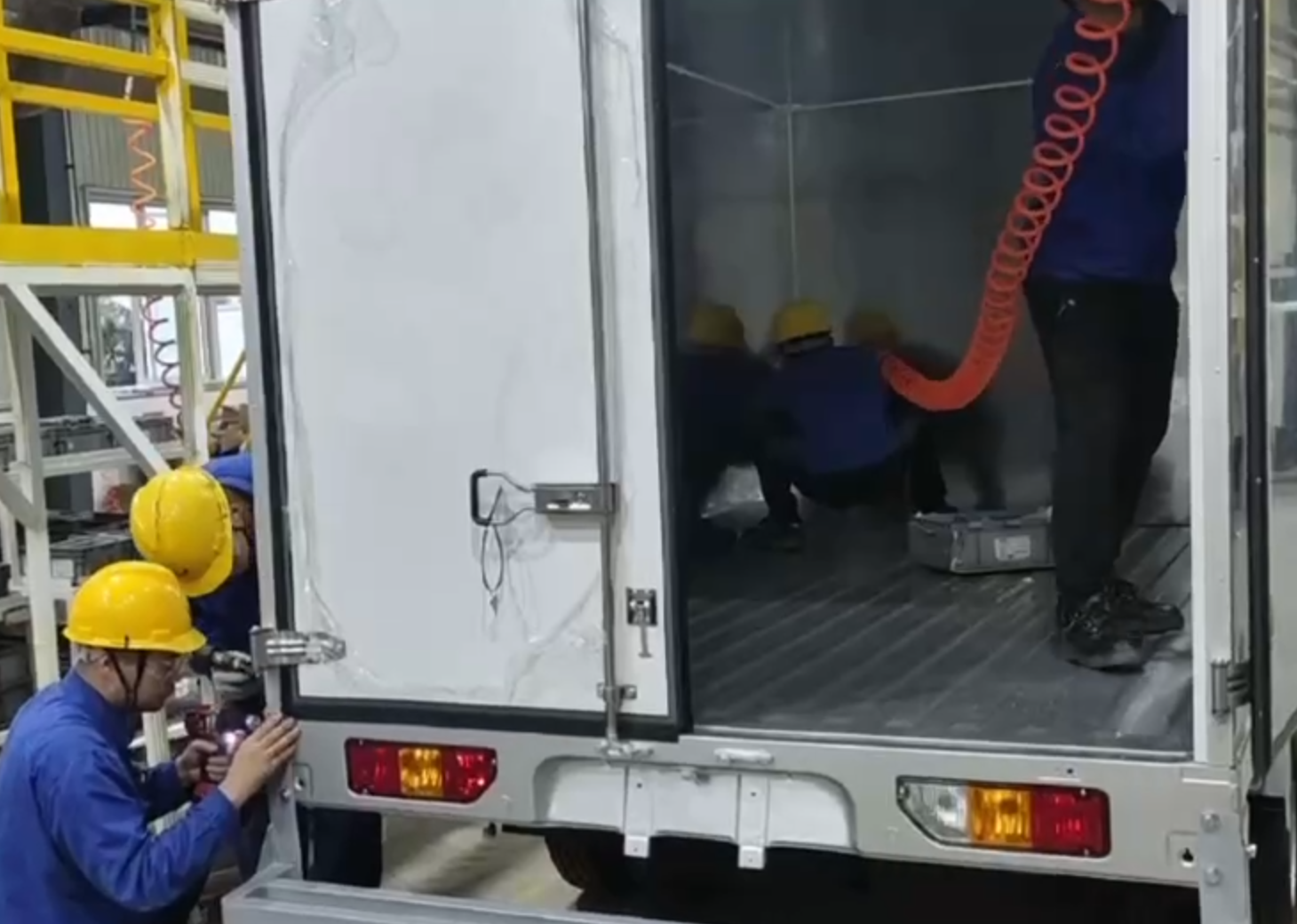 Teknologi Blind Rivet: The Cornerstone of Lightweight Cargo Box Honeycomb Panel Assembly