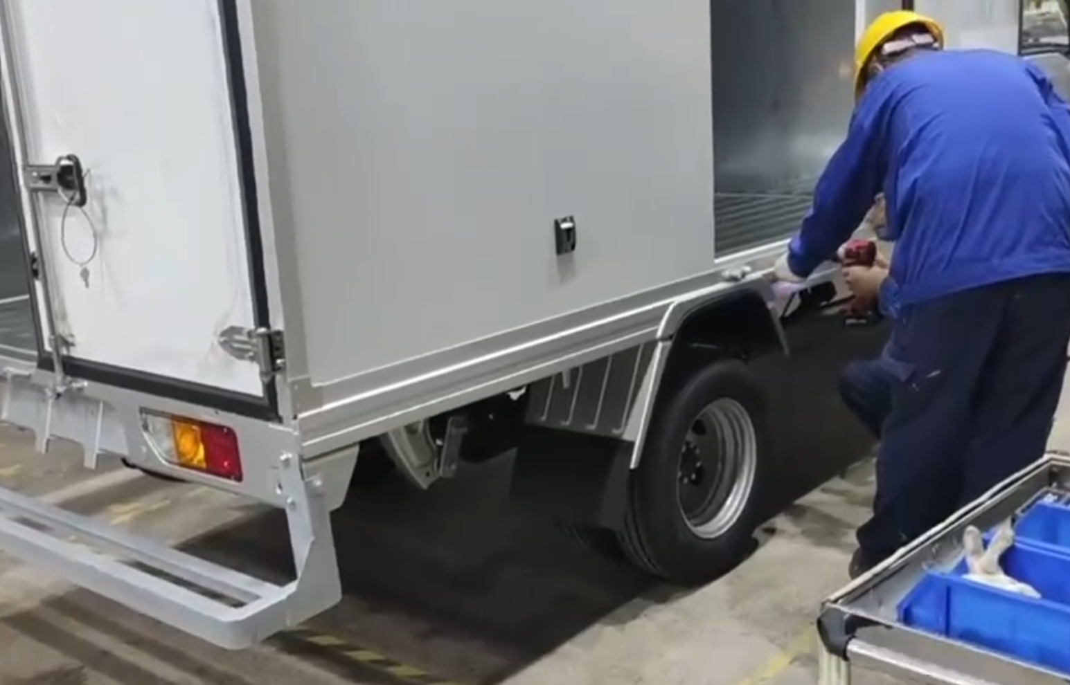 Langkah Final saka Cargo Box Majelis: Sealing karo Aplikasi Adhesive